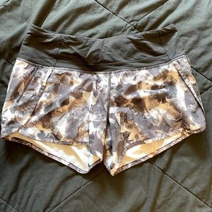 Lululemon vented running shorts black marble design size small